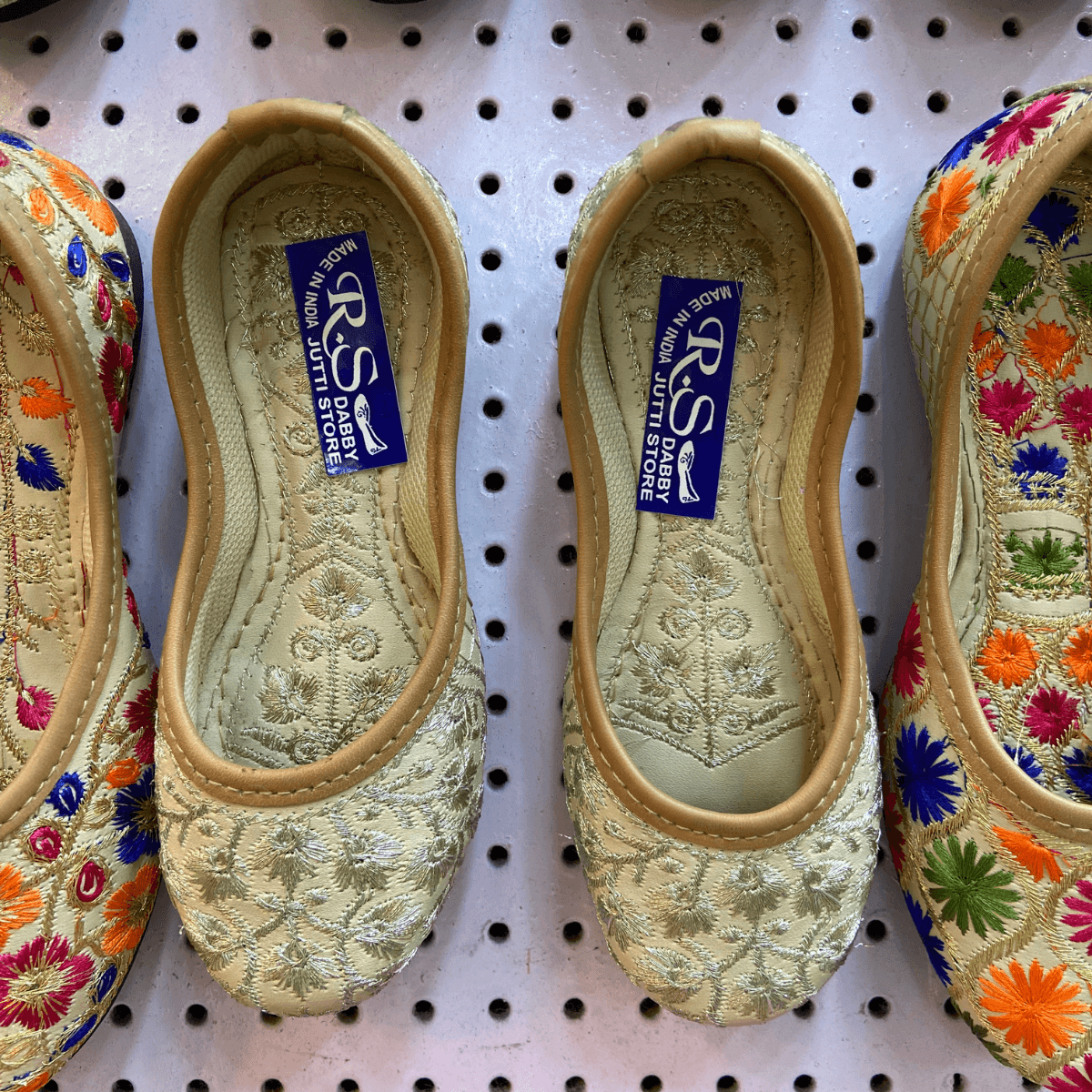 Contrast Piping Juttis